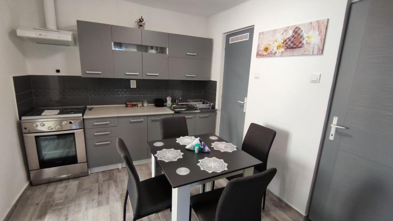 Freedom-Fehervar Apartman Székesfehérvár Exteriör bild
