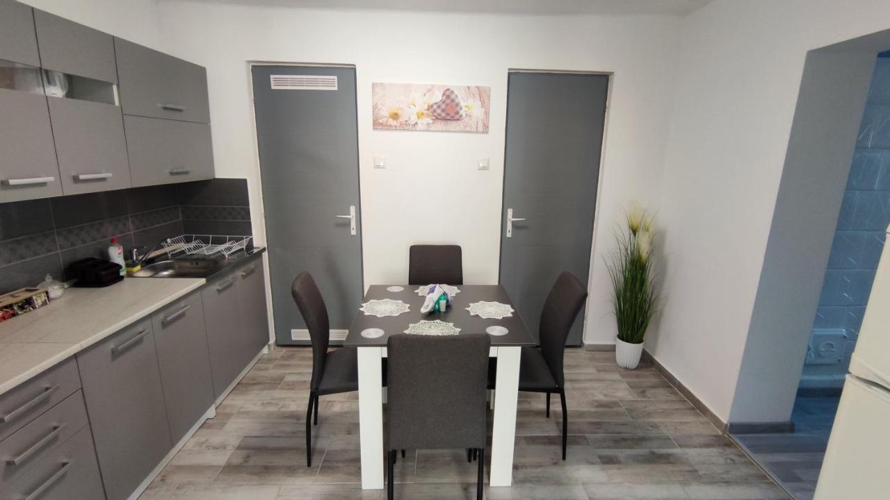 Freedom-Fehervar Apartman Székesfehérvár Exteriör bild
